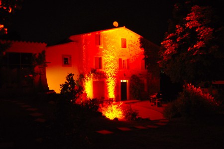 Mise en lumière de la façade extérieur du lieu de réception 